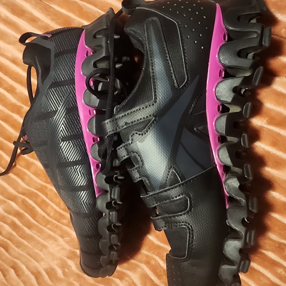 Reebok - Picture 3 of 5